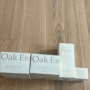 Oak Essentials NWT Beauty Set
